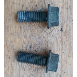 Болты двигателя